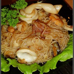 морской коктейль с рисовой вермишелью