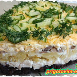 Слоеный салат с курицей грибами и сыром. Видео рецепт