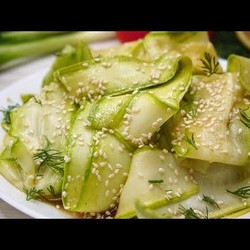 Салат, который хочется повторять еще и еще. Кабачки могут удивить!