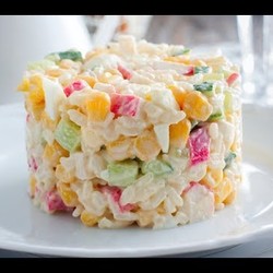 САЛАТ ИЗ КРАБОВЫХ ПАЛОЧЕК С КУКУРУЗОЙ И ОГУРЦОМ//КРАБОВЫЙ САЛАТ НА ПРАЗДНИЧНЫЙ СТОЛ