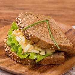 Сэндвич с яичным салатом и зеленым луком - Hlebnydom