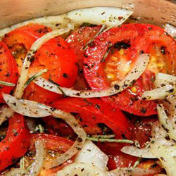 Простой рецепт вкусной закуски из помидоров и лука