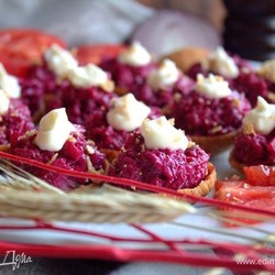 Свекольная закуска с тунцом. Ингредиенты: свекла вареная, тунец консервированный, лук красный