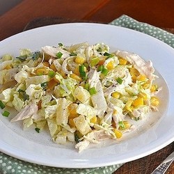 САЛАТ ИЗ ПЕКИНСКОЙ КАПУСТЫ, КУРИЦЫ, СВЕЖЕГО ОГУРЦА, АНАНАСА И КУКУРУЗЫ