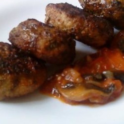 Котлеты с томатно-грибным соусом