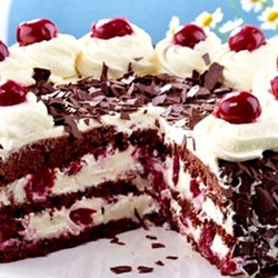 Очень вкусный торт с вишней и взбитыми сливками.