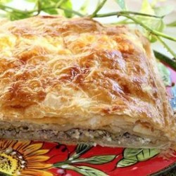 ГРЕЧЕСКИЙ ПИРОГ ИЗ СЛОЕНОГО ТЕСТА С ФАРШЕМ