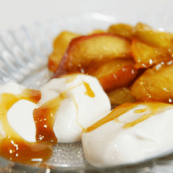 Творожный десерт с карамелизованными яблоками