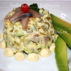 Салат с сельдью и авокадо