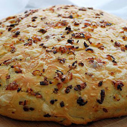 Домашний хлеб с луком и сыром