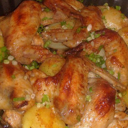 Крылышки, запеченные с картошкой