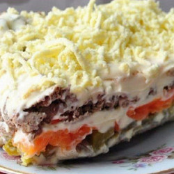 Слоенный салат с печенью и маринованными огурцами