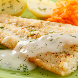 Белая рыба с соусом и овощами