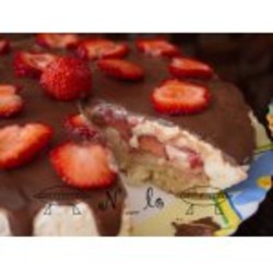 Бисквитный торт с клубникой и шоколадом