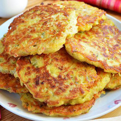 Драники с ветчиной, сыром и зеленью