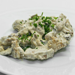 Курица в сливках с грибами