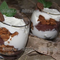 ДЕСЕРТ ИЗ ПУДИНГА, СЛИВОК И ПЕЧЕНЬЯ