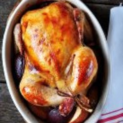 Запеченная курица с яблоками и сливами