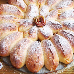 Отрывной яблочный пирог с нежными булочками-лепестками