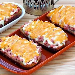 горячие бутерброды с колбасой и сыром