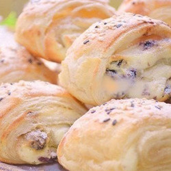 Слойки с творожной начинкой и изюмом