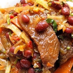 Тушеная говядина с капустой и фасолью