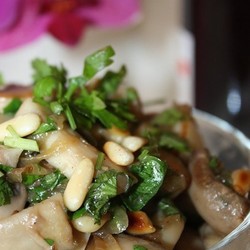 Шампиньоны жареные с кедровыми орешками - пошаговый рецепт с фото на Готовим дома