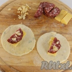 Картофельные пирожки с колбасой и сыром