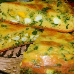 Быстрый пирог с яйцами и луком в мультиварке