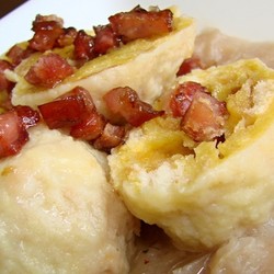 Картофельные кнедлики с беконом в грибном соусе