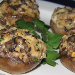 Фаршированные шампиньоны, запеченные под сыром