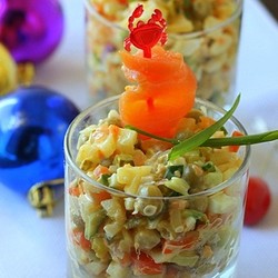 Салат Оливье с малосольной семгой