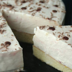 Очень легкий сливочный торт с йогуртом. Вкус изумительный!