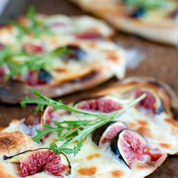 Пицца с инжиром