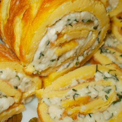 Рулет из омлета с плавленным сыром