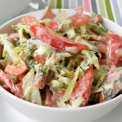 Салат с копченой колбасой и огурцами