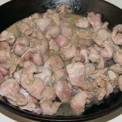 Тушёные желудки в сметанном соусе