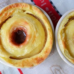 ЯБЛОКИ С ДЖЕМОМ ПОД ЯИЧНО-СМЕТАННЫМ СОУСОМ