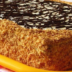 Пышный медовик со сметанным кремом и орехами.