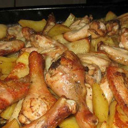 Картофель с куриным мясом в духовке.