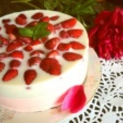 Торт «Клубника с молоком и шоколадом»