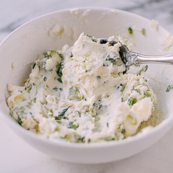 "ШИШКА" - СЫРНЫЙ САЛАТ С МИНДАЛЁМ