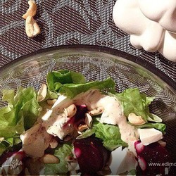 Салат из печеной свеклы с орехами и зеленью. Ингредиенты: свекла, соль морская, бальзамический уксус