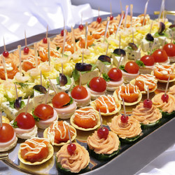 Закуски на праздничный стол с фото. Что готовить новое и интересное