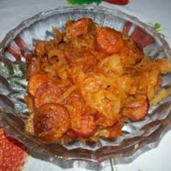 Тушеная капуста с сосисками – это объедение!