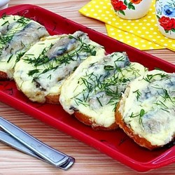 Горячие бутерброды со шпротами – случайно нашла рецепт и приготовила. Вкуснятина!