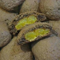 Печенье из шоколадных конфет с курагой и ванилью