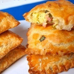 Пирожки с зел. лук, сыр. и ветчиной