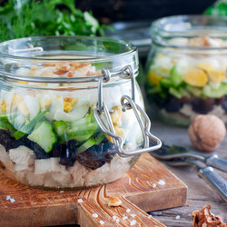 Очень вкусный новогодний салат с курицей и черносливом