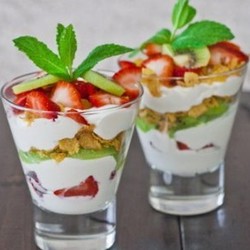 Парфе с клубникой, киви и кукурузными хлопьями